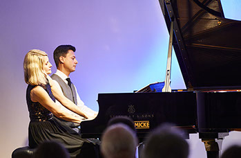 Holger Blüder und Ines Walachowski am Flügel. Klassisches Konzert Steinway-Galerie Münster