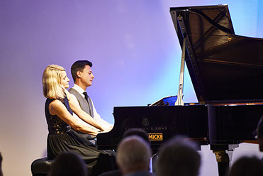 Holger Blüder und Ines Walachowski am Flügel. Klassisches Konzert Steinway-Galerie Münster