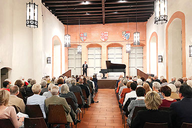 Klassisches Konzert von Holger Blüder im alten Ratssaal in Miltenberg, Bayern