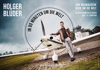 Holger Blüder - in 90 Minuten um die Welt. Eine musikalische Reise mit Klavierkompositionen aus 15 Ländern. Holger Blüder an einem Flugzeug.
