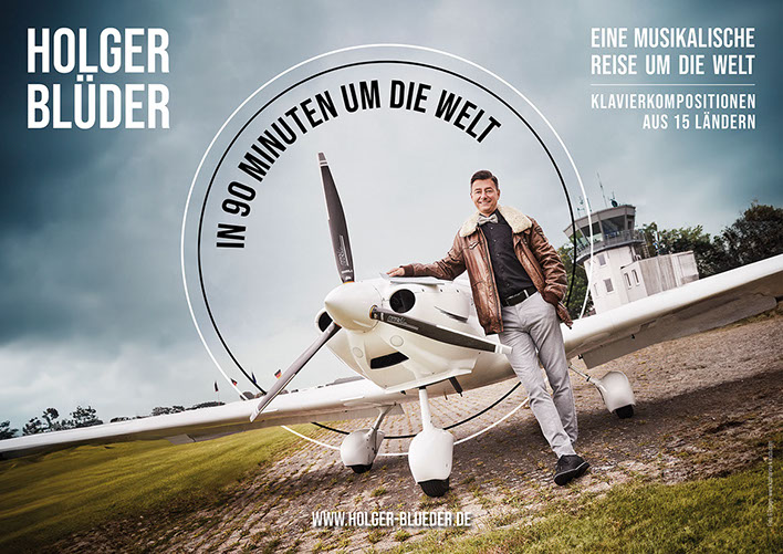 Holger Blüder - in 90 Minuten um die Welt. Eine musikalische Reise mit Klavierkompositionen aus 15 Ländern. Holger Blüder an einem Flugzeug.